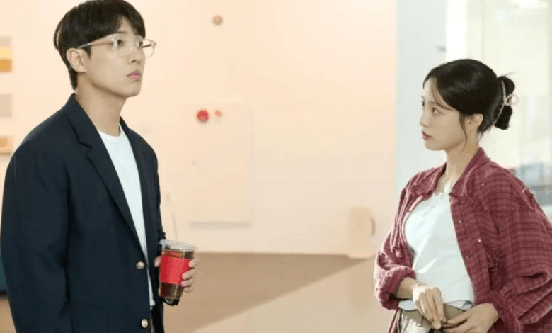 موعد غرامي كارثي بين لي جون وباي يون كيونغ يبدأ بخطأ في تطبيق المواعدة في مسلسل "مسار الحب - Love Track"