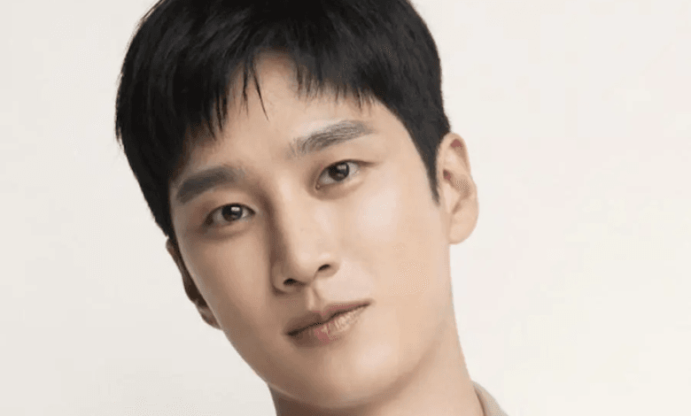 تبرع آهن بو هيون بسخاء عشية عيد الميلاد، وانضم إلى صندوق التبرعات التابع لجمعية الشرف الكورية تبرع آهن بو هيون بسخاء عشية عيد الميلاد، وانضم إلى صندوق التبرعات التابع لجمعية الشرف الكورية