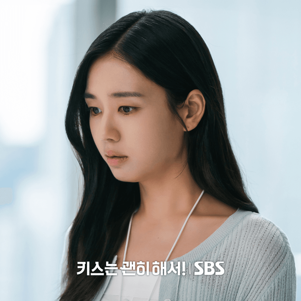 جانغ كي يونغ يحتضن آن إيون جين بحرارة في مسلسل "قبلة الديناميت - Dynamite Kiss"