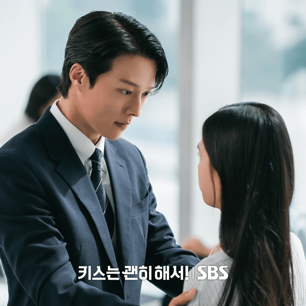 جانغ كي يونغ يحتضن آن إيون جين بحرارة في مسلسل "قبلة الديناميت - Dynamite Kiss"