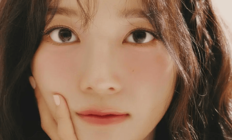 كيم سي جونغ تكشف عن تصميم جديد رائع للعصا الضوئية الرسمية