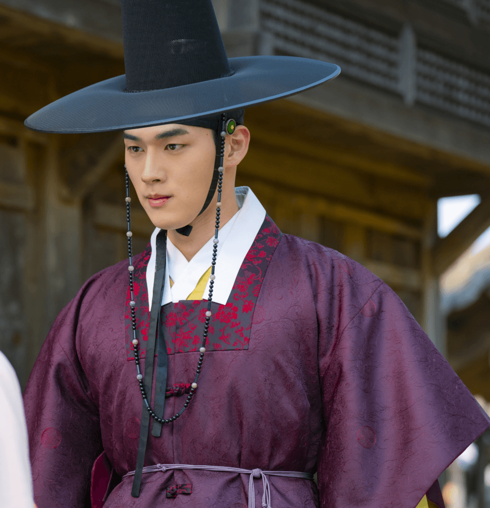 مون سانغ مين وهونغ مين كي أصبحا حذرين من بعضهما البعض بعد الوقوع في حب نام جي هيون في "إلى لصتي الحبيبة"