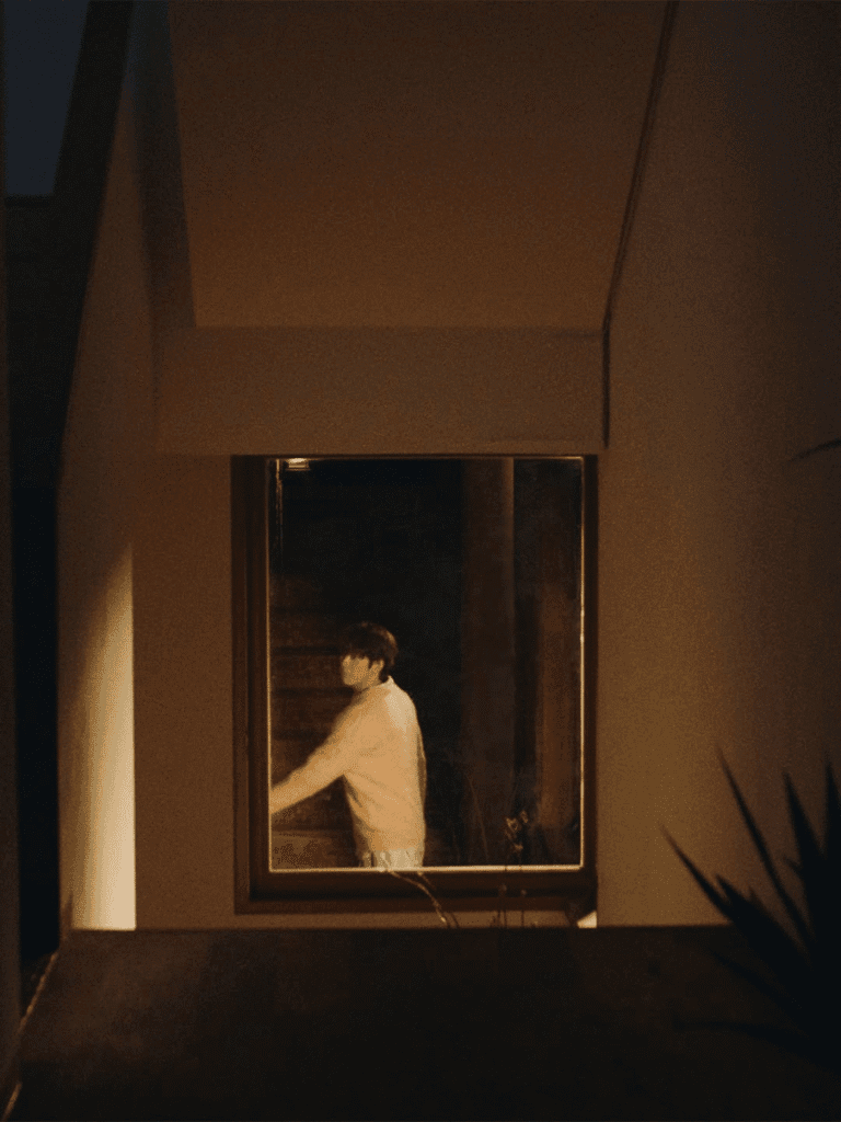 شاهد: بارك جينيونغ عضو فرقة GOT7، يكشف عن مقطع فيديو تشويقي لأغنيته المنفردة الجديدة "Christmas Fever"