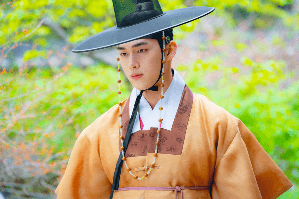 مون سانغ مين وهونغ مين كي أصبحا حذرين من بعضهما البعض بعد الوقوع في حب نام جي هيون في "إلى لصتي الحبيبة"