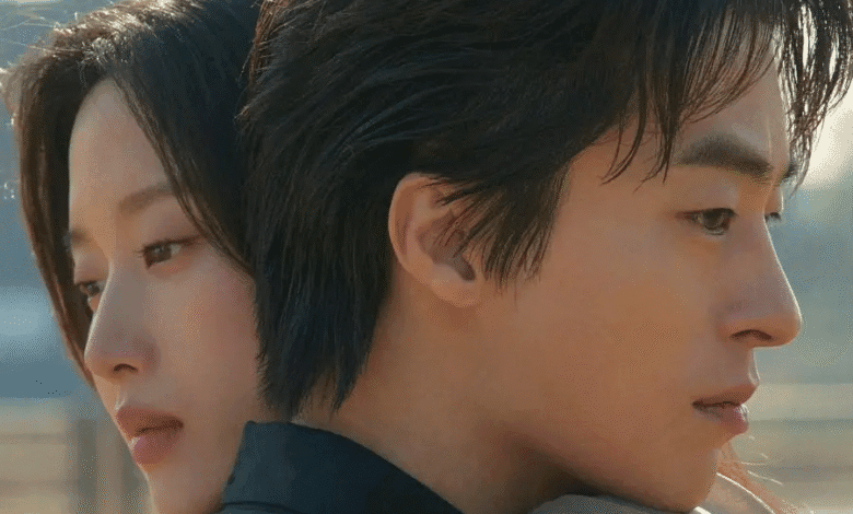 مون كا يونغ وكو كيو هوان يتعانقان للمرة الأخيرة في ملصق الفيلم الجديد "عندما كنا نحن"