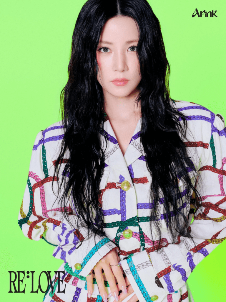 فرقة Apink تعيد إحياء أجواء الماضي بألوان زاهية في الإعلانات التشويقية الجديدة لألبومها "Re: Love"