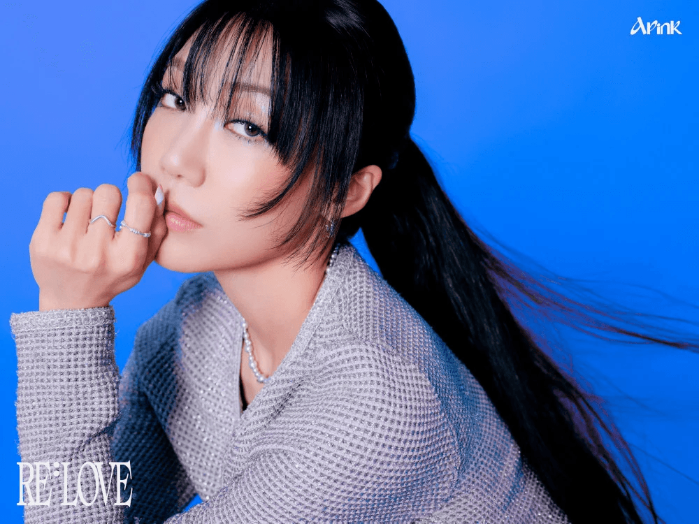 فرقة Apink تعيد إحياء أجواء الماضي بألوان زاهية في الإعلانات التشويقية الجديدة لألبومها "Re: Love"