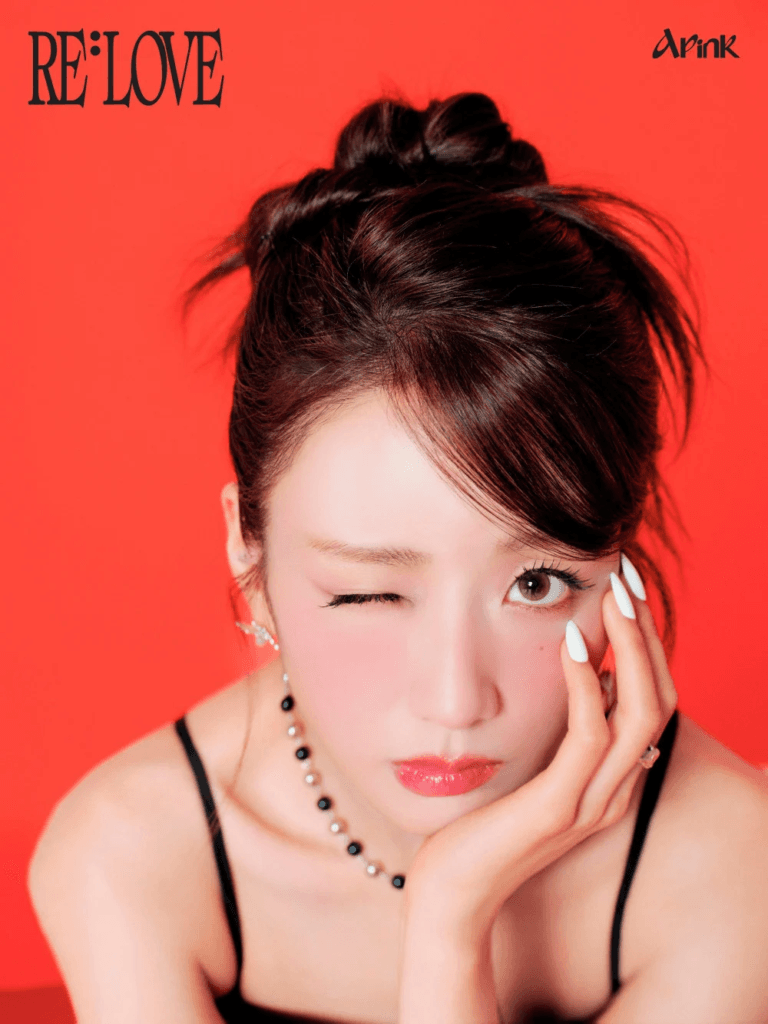 فرقة Apink تعيد إحياء أجواء الماضي بألوان زاهية في الإعلانات التشويقية الجديدة لألبومها "Re: Love"