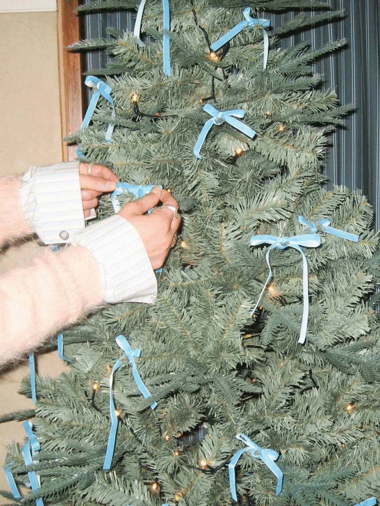 شاهد: بارك جينيونغ عضو فرقة GOT7، يكشف عن مقطع فيديو تشويقي لأغنيته المنفردة الجديدة "Christmas Fever"