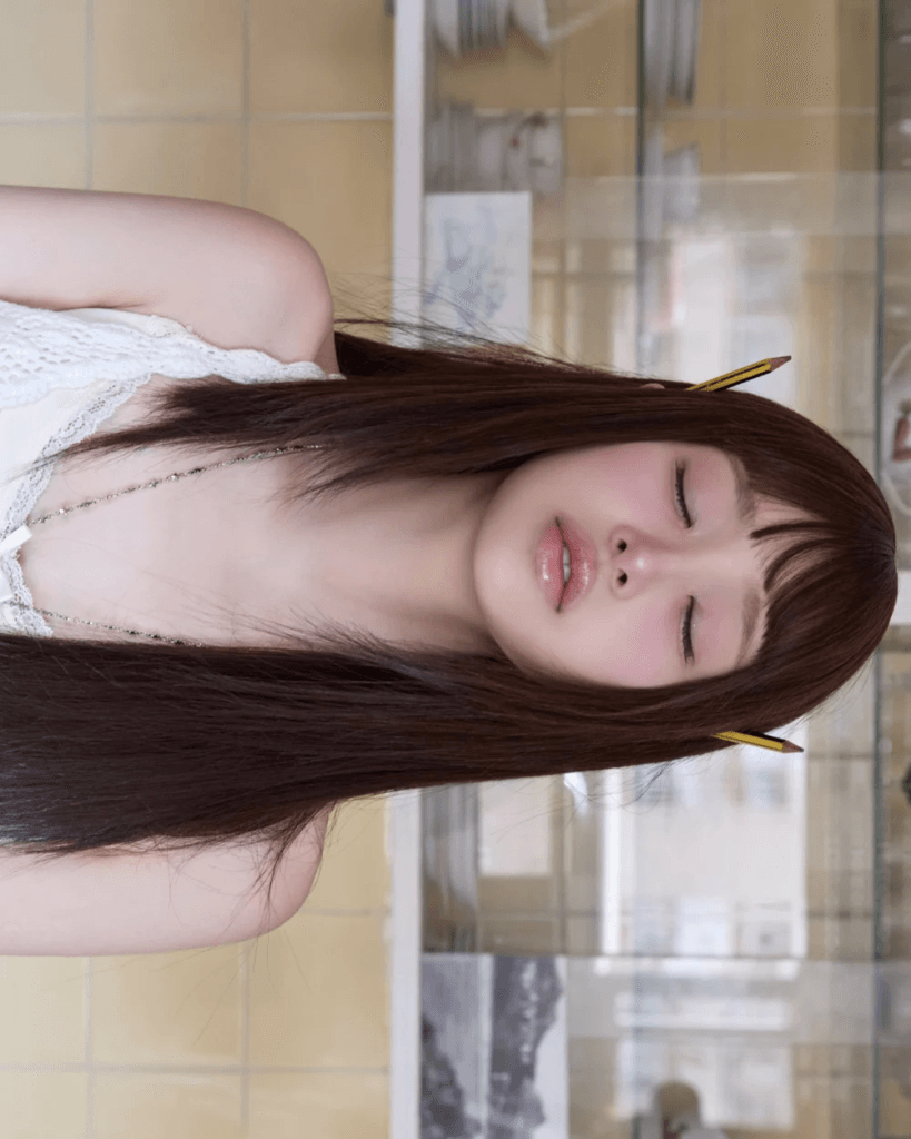 تشو تنشر المزيد من الصور العفوية لألبومها الكامل "XO, My Cyberlove".