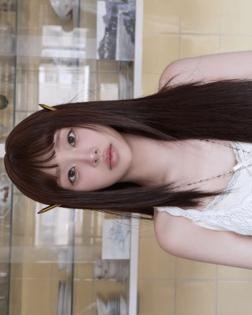 تشو تنشر المزيد من الصور العفوية لألبومها الكامل "XO, My Cyberlove".