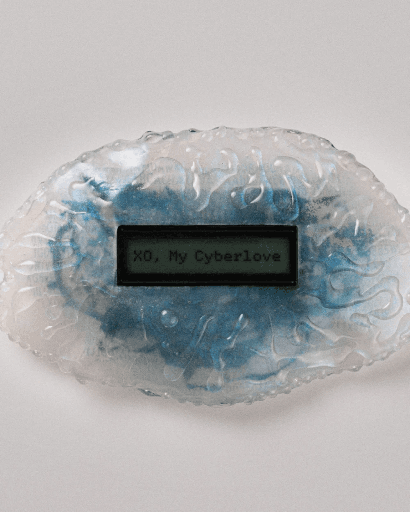 تشو تنشر المزيد من الصور العفوية لألبومها الكامل "XO, My Cyberlove".