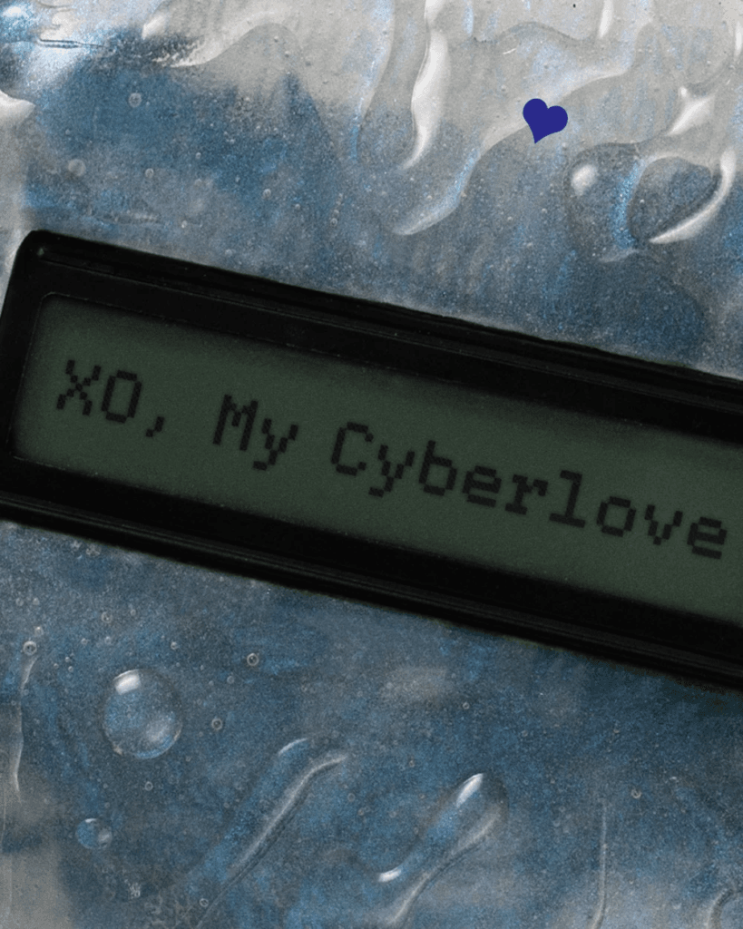 تشو تنشر المزيد من الصور العفوية لألبومها الكامل "XO, My Cyberlove".