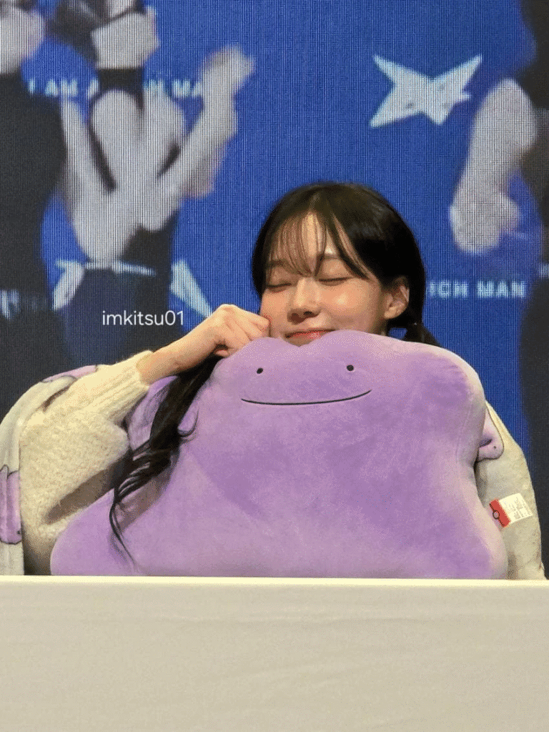 حافظت وينتر عضوة AESPA على هالة مرحة في حفل توقيع المعجبين وسط شائعات مواعدة مستمرة مع جونغكوك عضو BTS حافظت وينتر عضوة AESPA على هالة مرحة في حفل توقيع المعجبين وسط شائعات مواعدة مستمرة مع جونغكوك عضو BTS