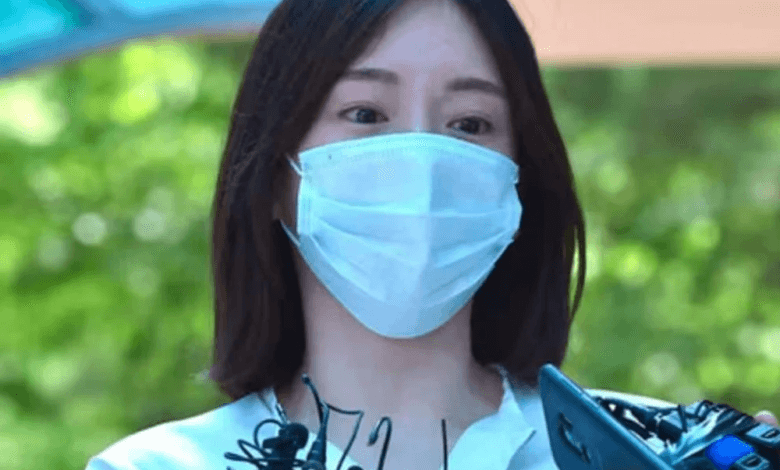 كشفت التحقيقات أن خطيبة بارك يوتشون السابقة، التي عُرفت بـ"مُثيرة المشاكل"، أنجبت طفلاً أثناء هروبها من تحقيق في قضية مخدرات.