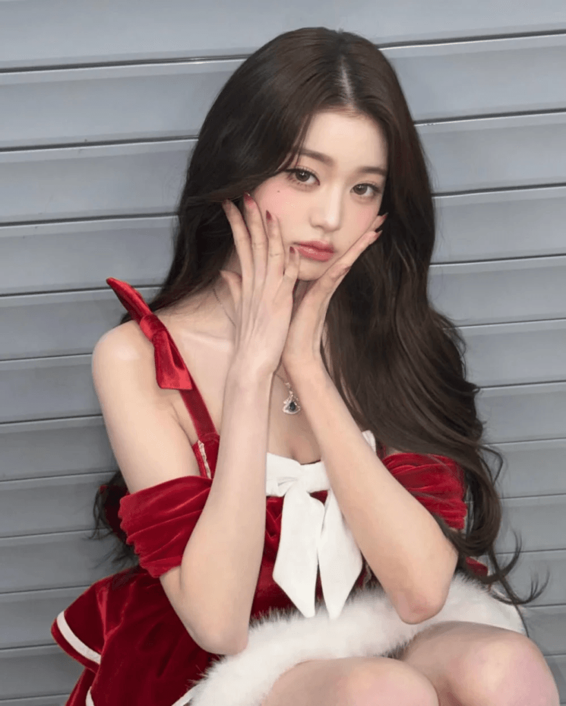 وونيونغ من فرقة IVE تبهر الأنظار بفستانها القصير الرائع المستوحى من شخصية فتاة سانتا وونيونغ من فرقة IVE تبهر الأنظار بفستانها القصير الرائع المستوحى من شخصية فتاة سانتا