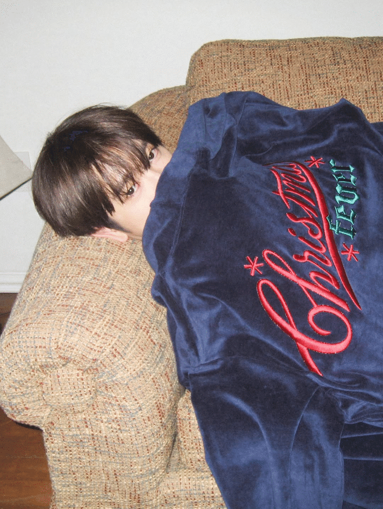 شاهد: بارك جينيونغ عضو فرقة GOT7، يكشف عن مقطع فيديو تشويقي لأغنيته المنفردة الجديدة "Christmas Fever"