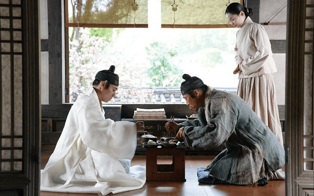 تجاوزت مشاهدات الإعلان الترويجي لفيلم "حارس الملك" مليون مشاهدة على يوتيوب، مما يشير إلى ضجة كبيرة قبل إصداره.