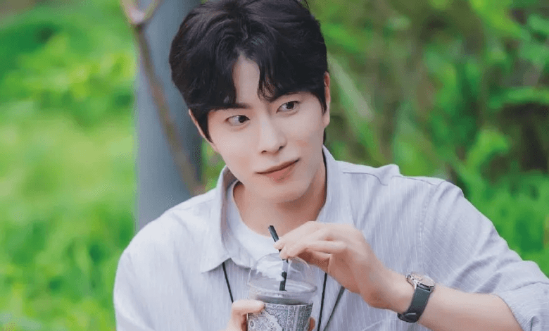 يشع هونغ جونغ هيون سحراً دافئاً بدور الصديق المقرب اللطيف لأوه يون سيو في مسلسل "ايجابيًا لك - Positively Yours"