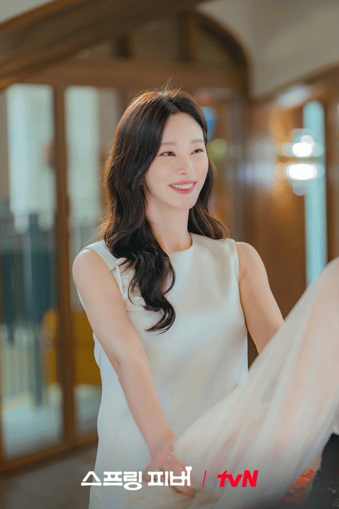 لي جو بين تتحول إلى معلمة ثانوية بعيدة عاطفياً في الدراما الجديدة "حمى الربيع" لي جو بين تتحول إلى معلمة ثانوية بعيدة عاطفياً في الدراما الجديدة "حمى الربيع"