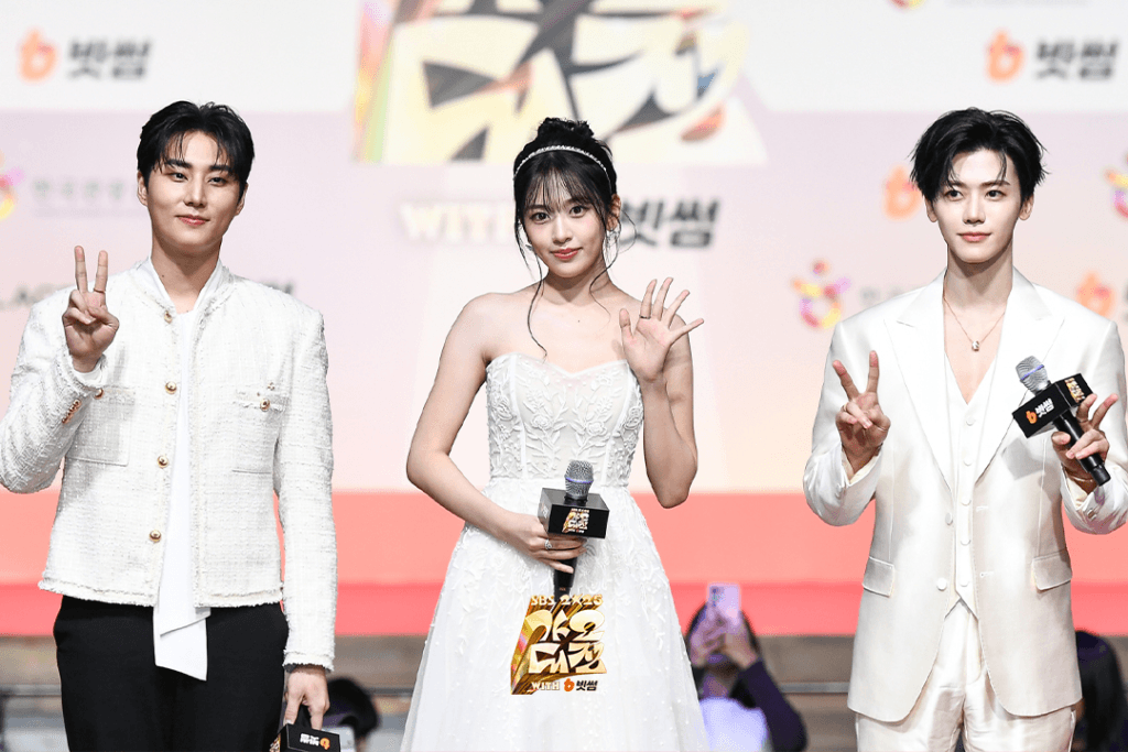 تألقت النجوم على السجادة الحمراء في حفل جوائز SBS Gayo Daejeon لعام 2025