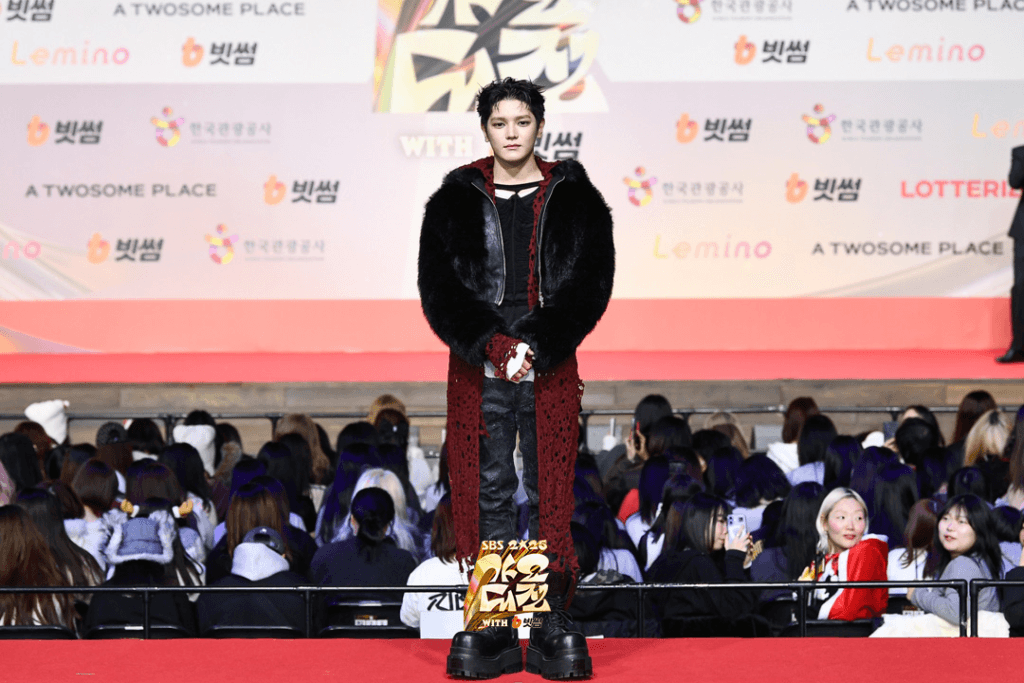 تألقت النجوم على السجادة الحمراء في حفل جوائز SBS Gayo Daejeon لعام 2025