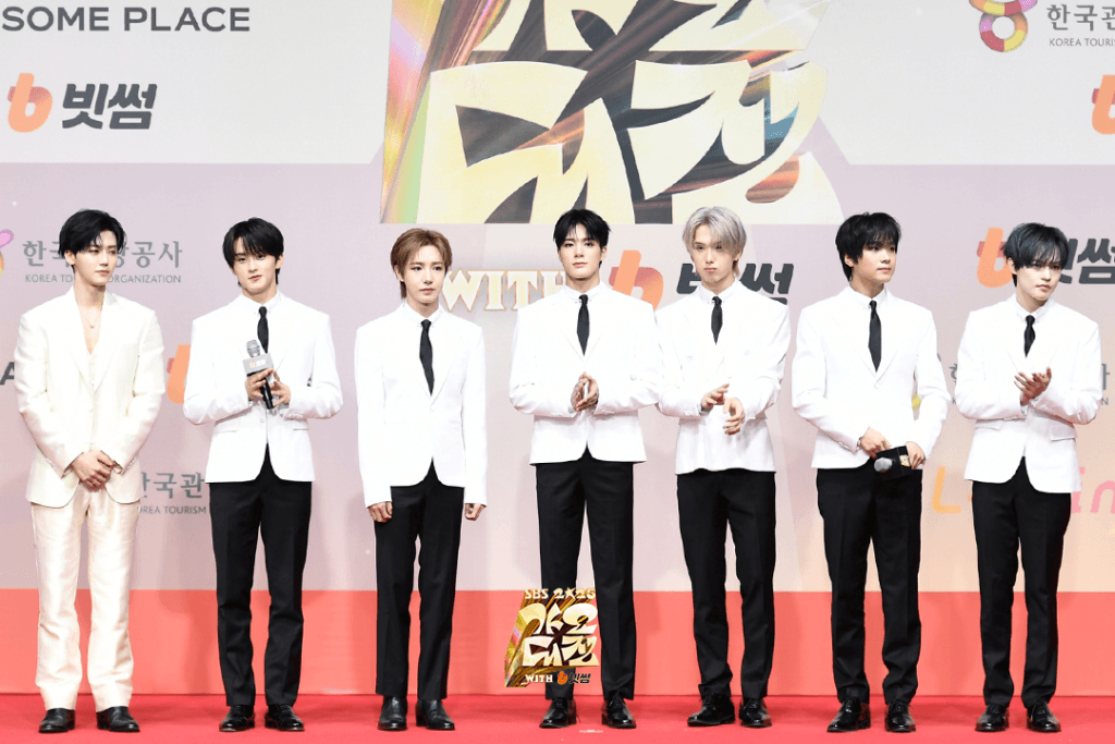 تألقت النجوم على السجادة الحمراء في حفل جوائز SBS Gayo Daejeon لعام 2025