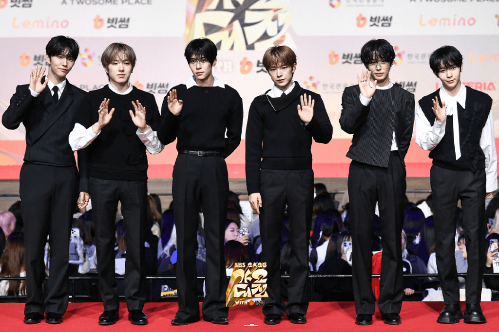 تألقت النجوم على السجادة الحمراء في حفل جوائز SBS Gayo Daejeon لعام 2025