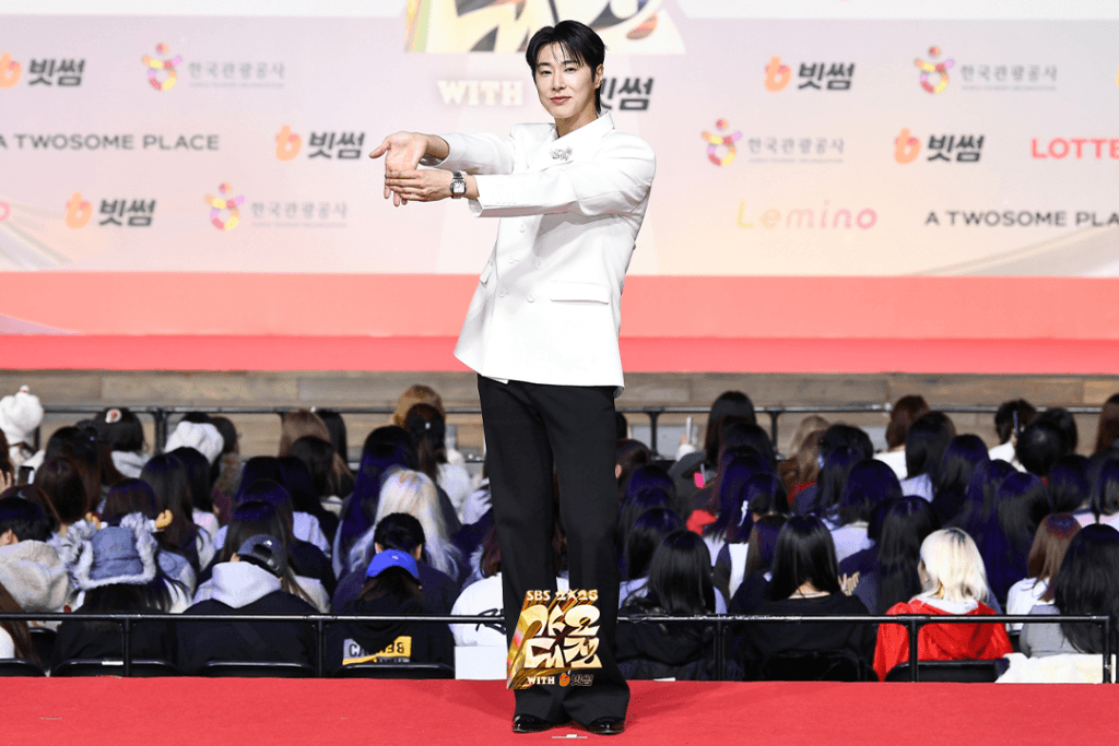 تألقت النجوم على السجادة الحمراء في حفل جوائز SBS Gayo Daejeon لعام 2025