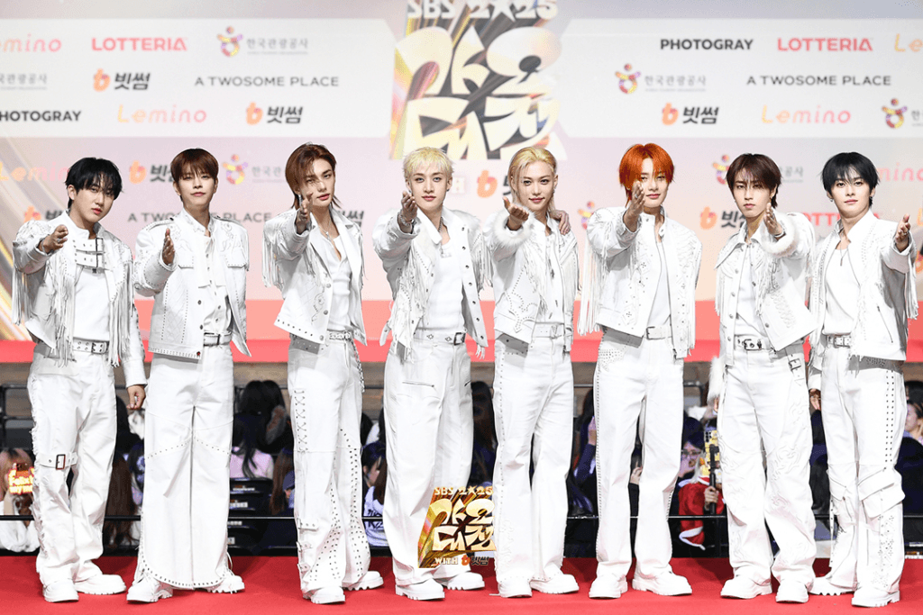 تألقت النجوم على السجادة الحمراء في حفل جوائز SBS Gayo Daejeon لعام 2025