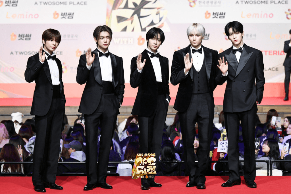 تألقت النجوم على السجادة الحمراء في حفل جوائز SBS Gayo Daejeon لعام 2025