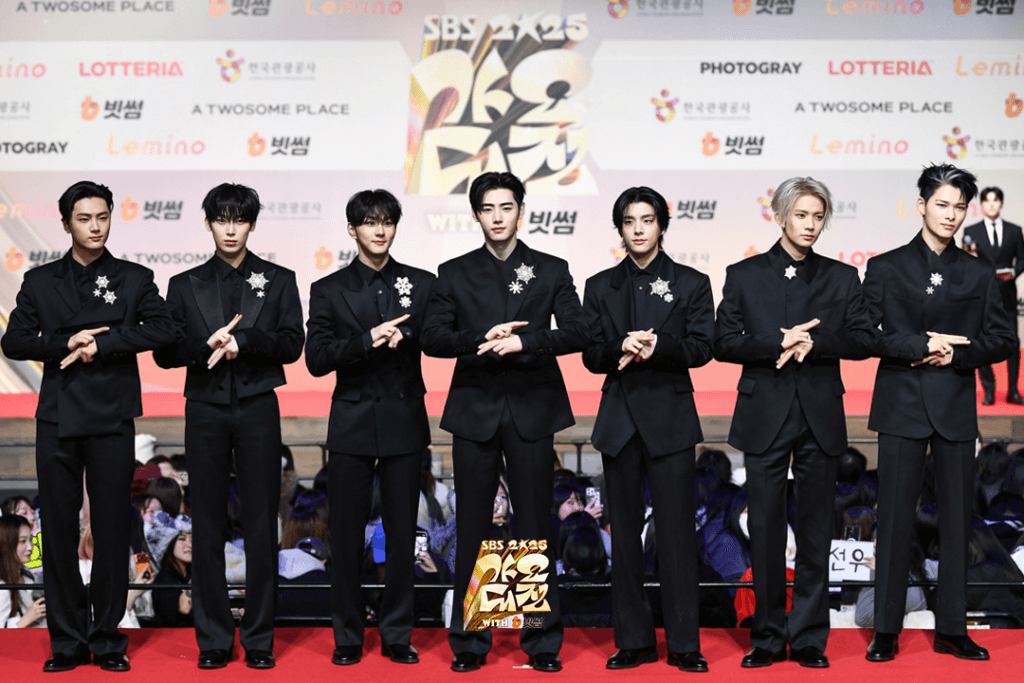 تألقت النجوم على السجادة الحمراء في حفل جوائز SBS Gayo Daejeon لعام 2025