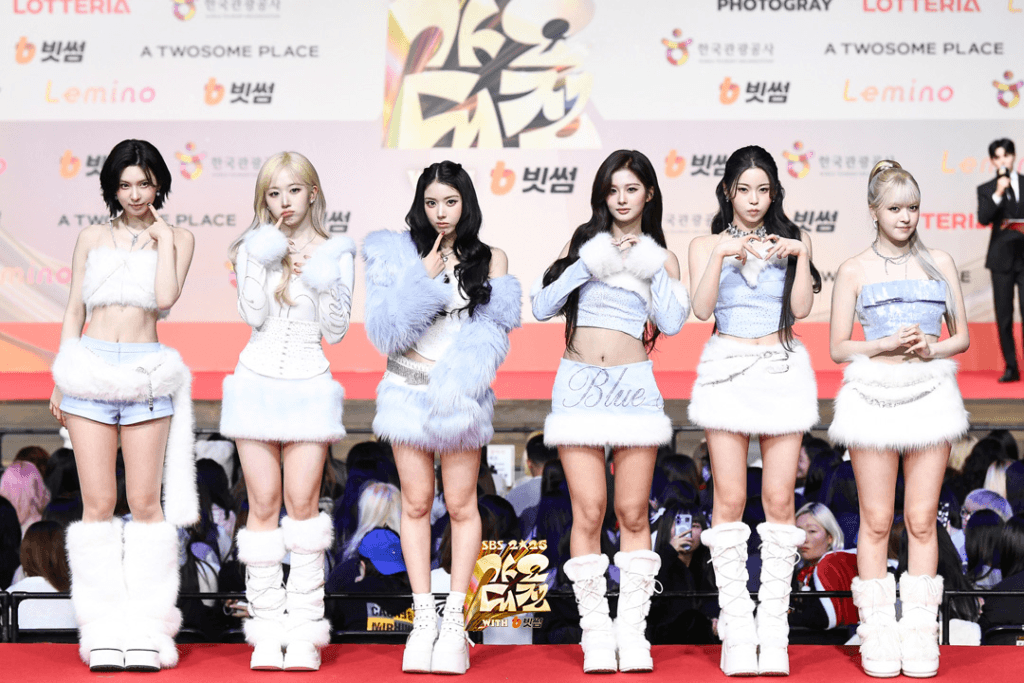 تألقت النجوم على السجادة الحمراء في حفل جوائز SBS Gayo Daejeon لعام 2025