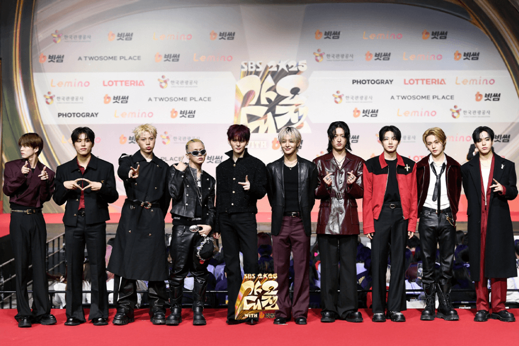 تألقت النجوم على السجادة الحمراء في حفل جوائز SBS Gayo Daejeon لعام 2025