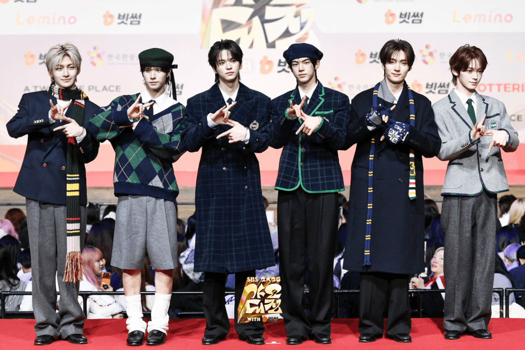 تألقت النجوم على السجادة الحمراء في حفل جوائز SBS Gayo Daejeon لعام 2025