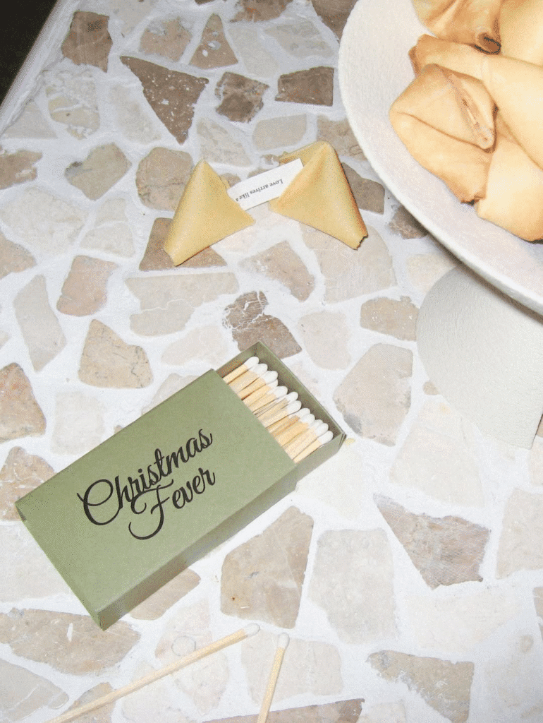 شاهد: بارك جينيونغ عضو فرقة GOT7، يكشف عن مقطع فيديو تشويقي لأغنيته المنفردة الجديدة "Christmas Fever"