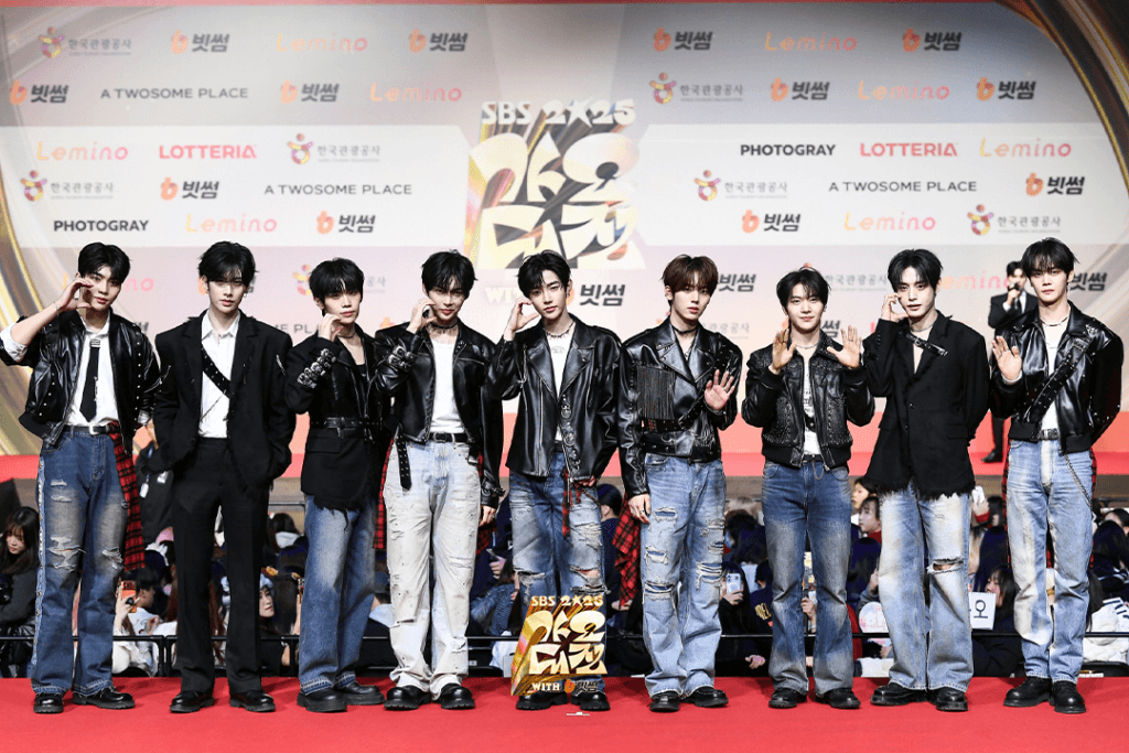 تألقت النجوم على السجادة الحمراء في حفل جوائز SBS Gayo Daejeon لعام 2025