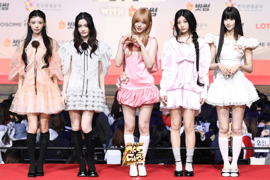 تألقت النجوم على السجادة الحمراء في حفل جوائز SBS Gayo Daejeon لعام 2025