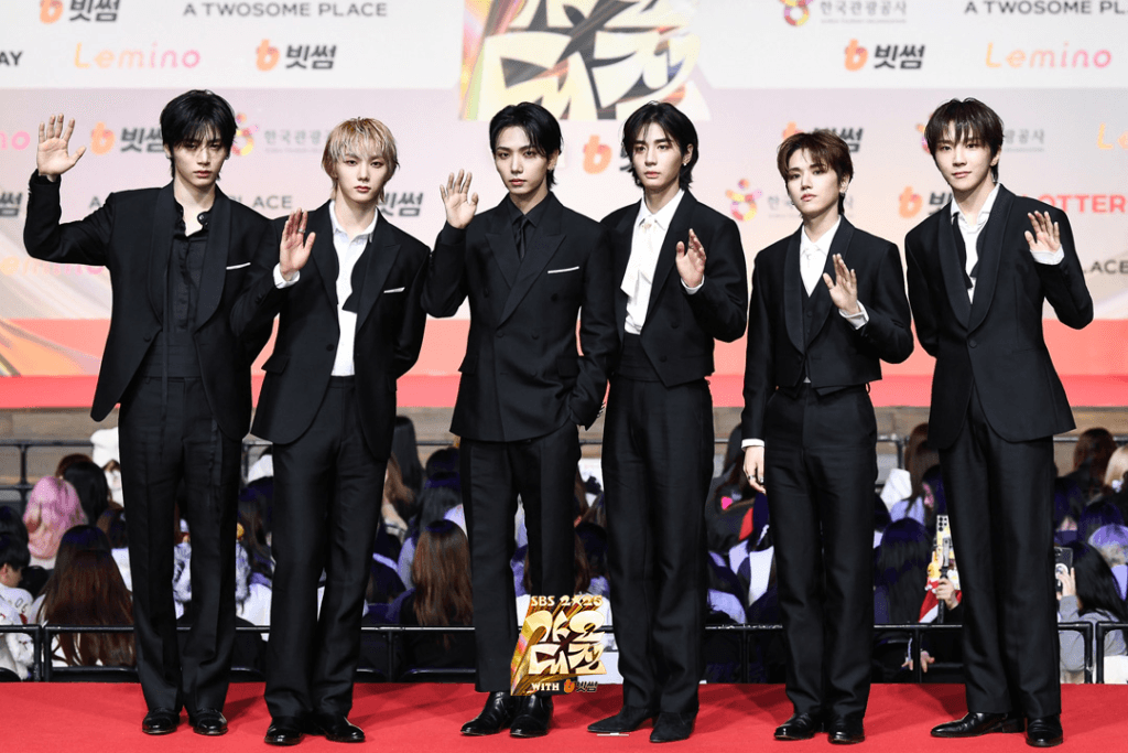 تألقت النجوم على السجادة الحمراء في حفل جوائز SBS Gayo Daejeon لعام 2025