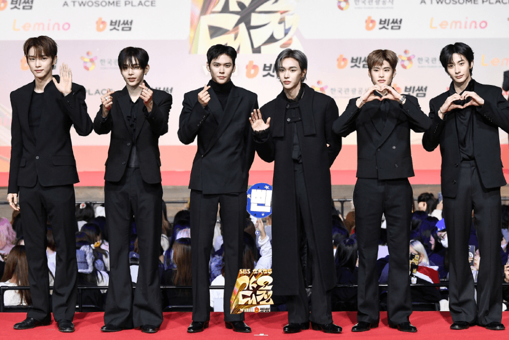 تألقت النجوم على السجادة الحمراء في حفل جوائز SBS Gayo Daejeon لعام 2025