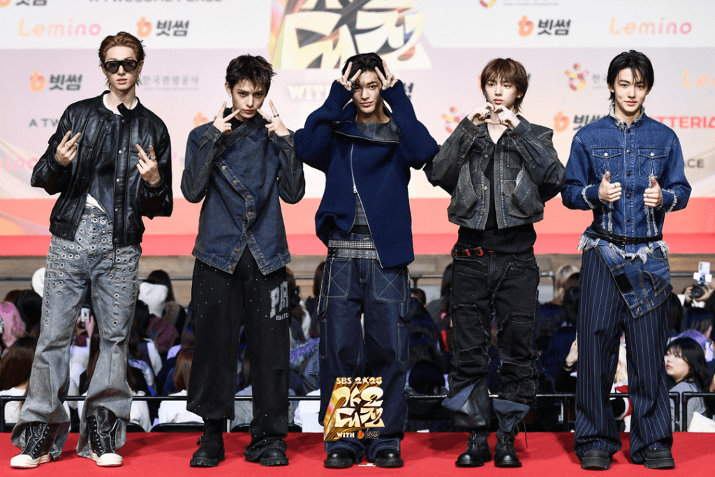 تألقت النجوم على السجادة الحمراء في حفل جوائز SBS Gayo Daejeon لعام 2025