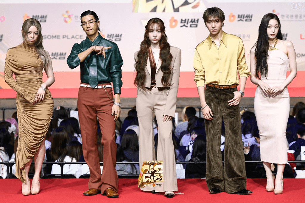 تألقت النجوم على السجادة الحمراء في حفل جوائز SBS Gayo Daejeon لعام 2025