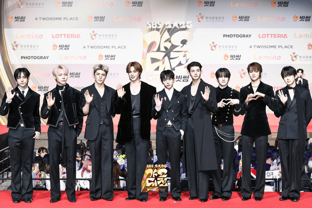 تألقت النجوم على السجادة الحمراء في حفل جوائز SBS Gayo Daejeon لعام 2025