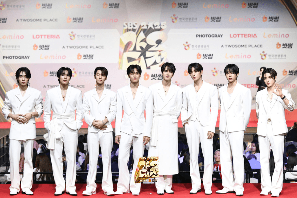 تألقت النجوم على السجادة الحمراء في حفل جوائز SBS Gayo Daejeon لعام 2025