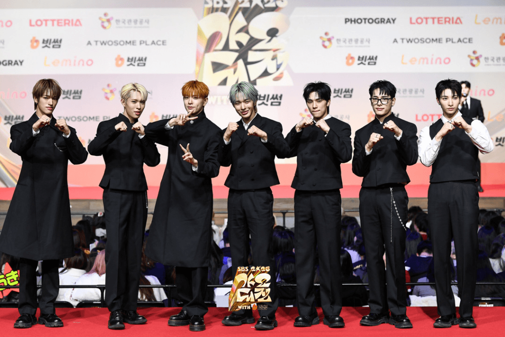 تألقت النجوم على السجادة الحمراء في حفل جوائز SBS Gayo Daejeon لعام 2025