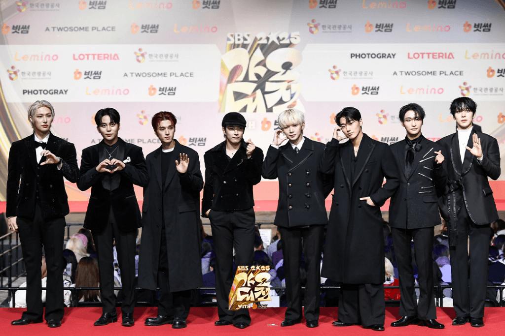 تألقت النجوم على السجادة الحمراء في حفل جوائز SBS Gayo Daejeon لعام 2025