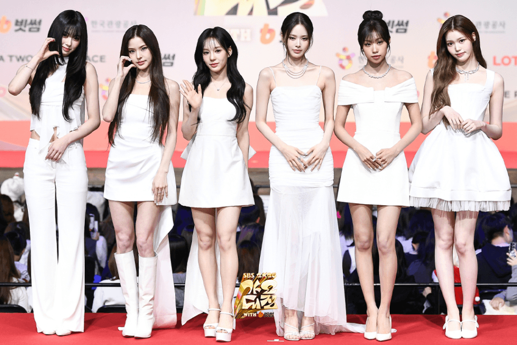 تألقت النجوم على السجادة الحمراء في حفل جوائز SBS Gayo Daejeon لعام 2025