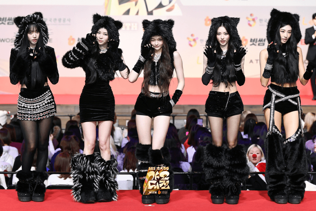 تألقت النجوم على السجادة الحمراء في حفل جوائز SBS Gayo Daejeon لعام 2025