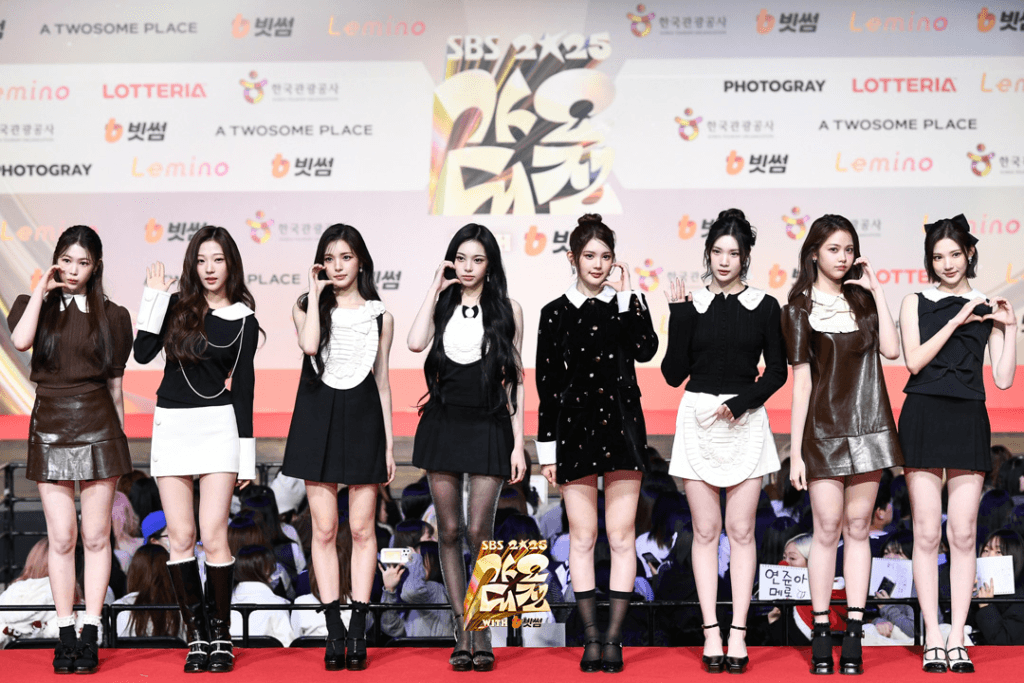 تألقت النجوم على السجادة الحمراء في حفل جوائز SBS Gayo Daejeon لعام 2025