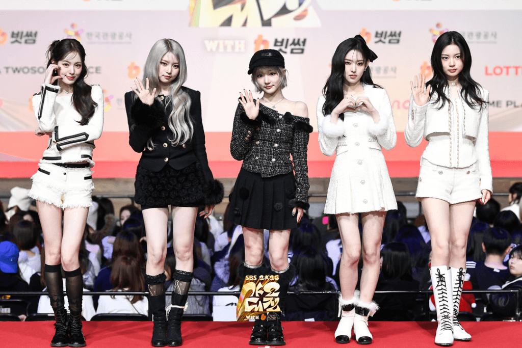 تألقت النجوم على السجادة الحمراء في حفل جوائز SBS Gayo Daejeon لعام 2025